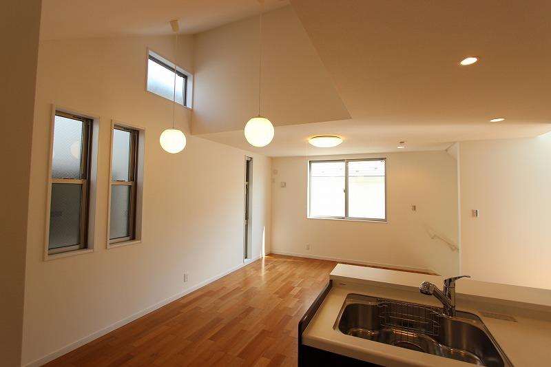 Kitchen. I tried to look at the living room from the kitchen.