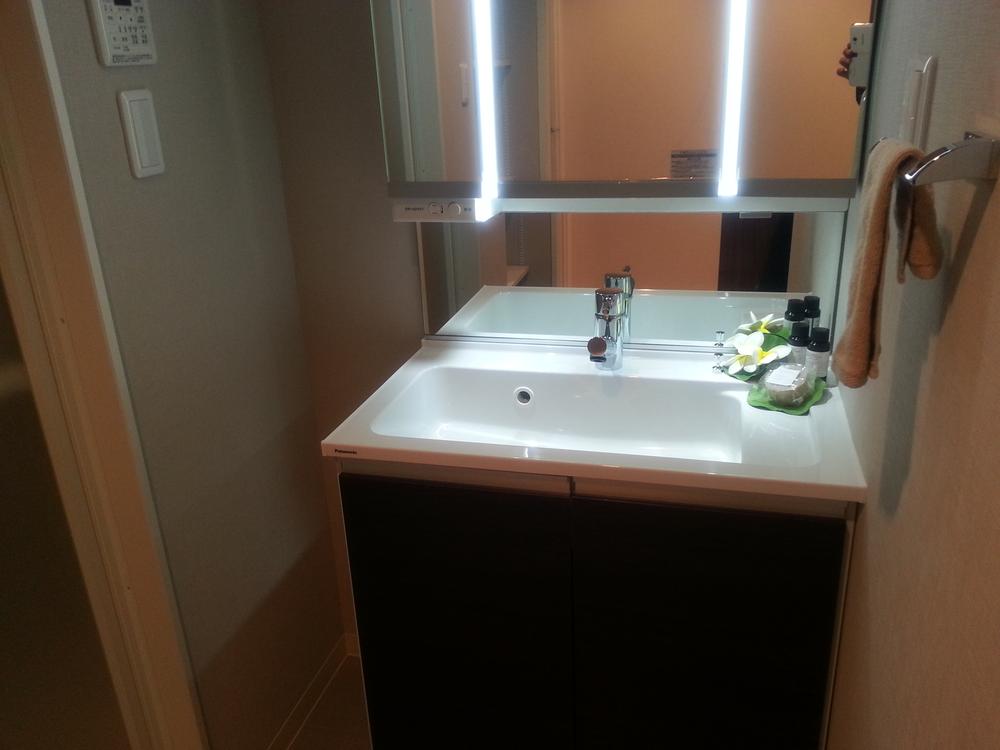 Wash basin, toilet. Indoor (10 May 2013) Shooting