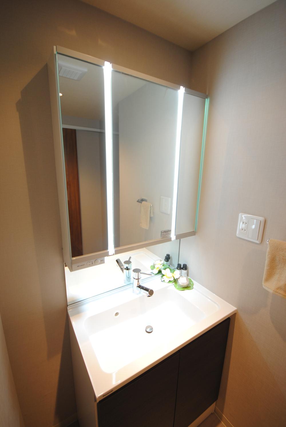Wash basin, toilet. Independent wash basin
