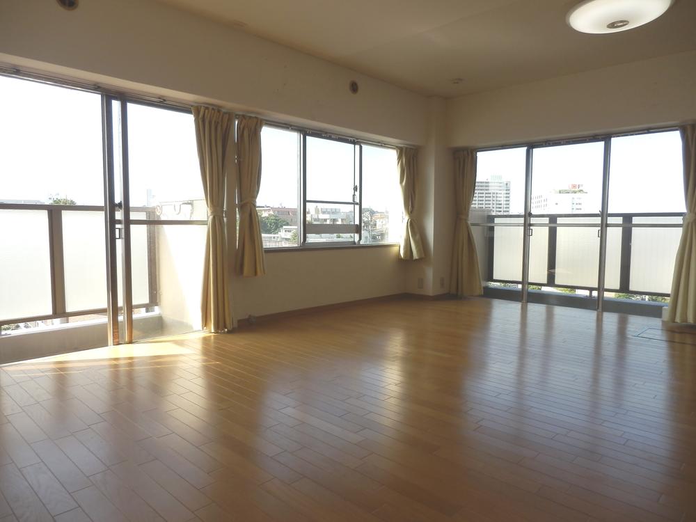 Living. Two-sided lighting bright living room (southwest ・ The northwest corner)
