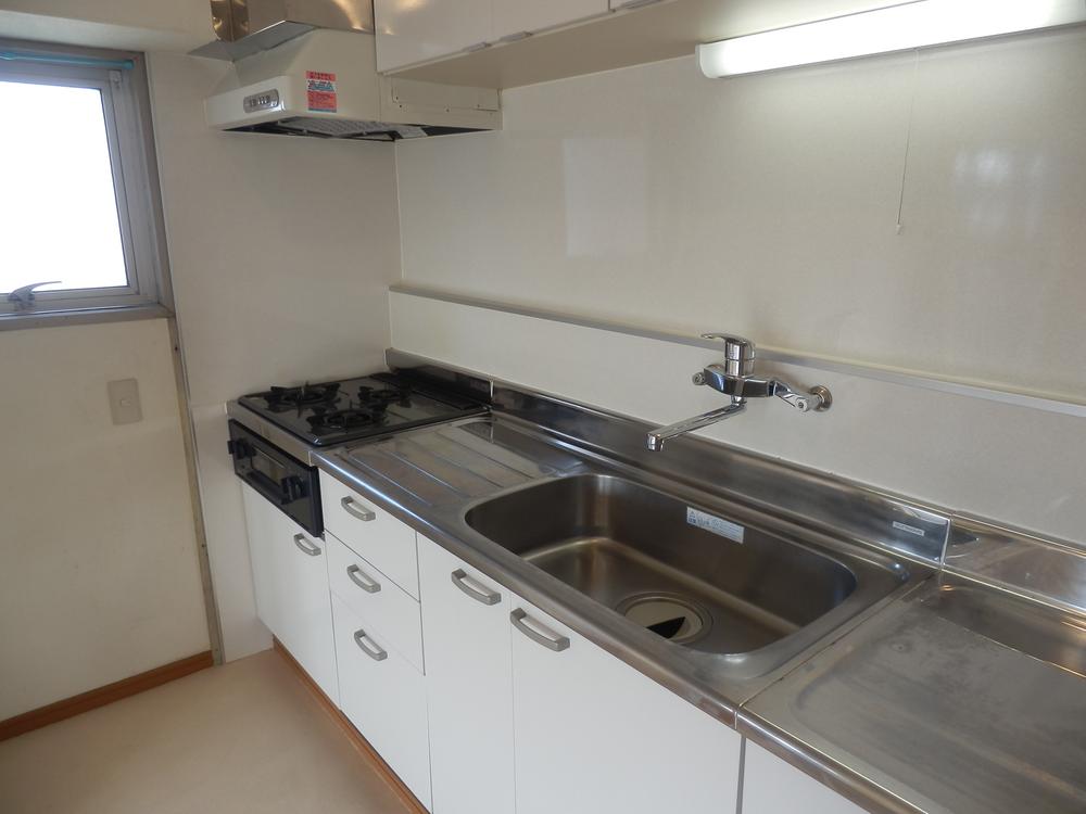 Kitchen. Bright with window Kitchen (2007 exchange)