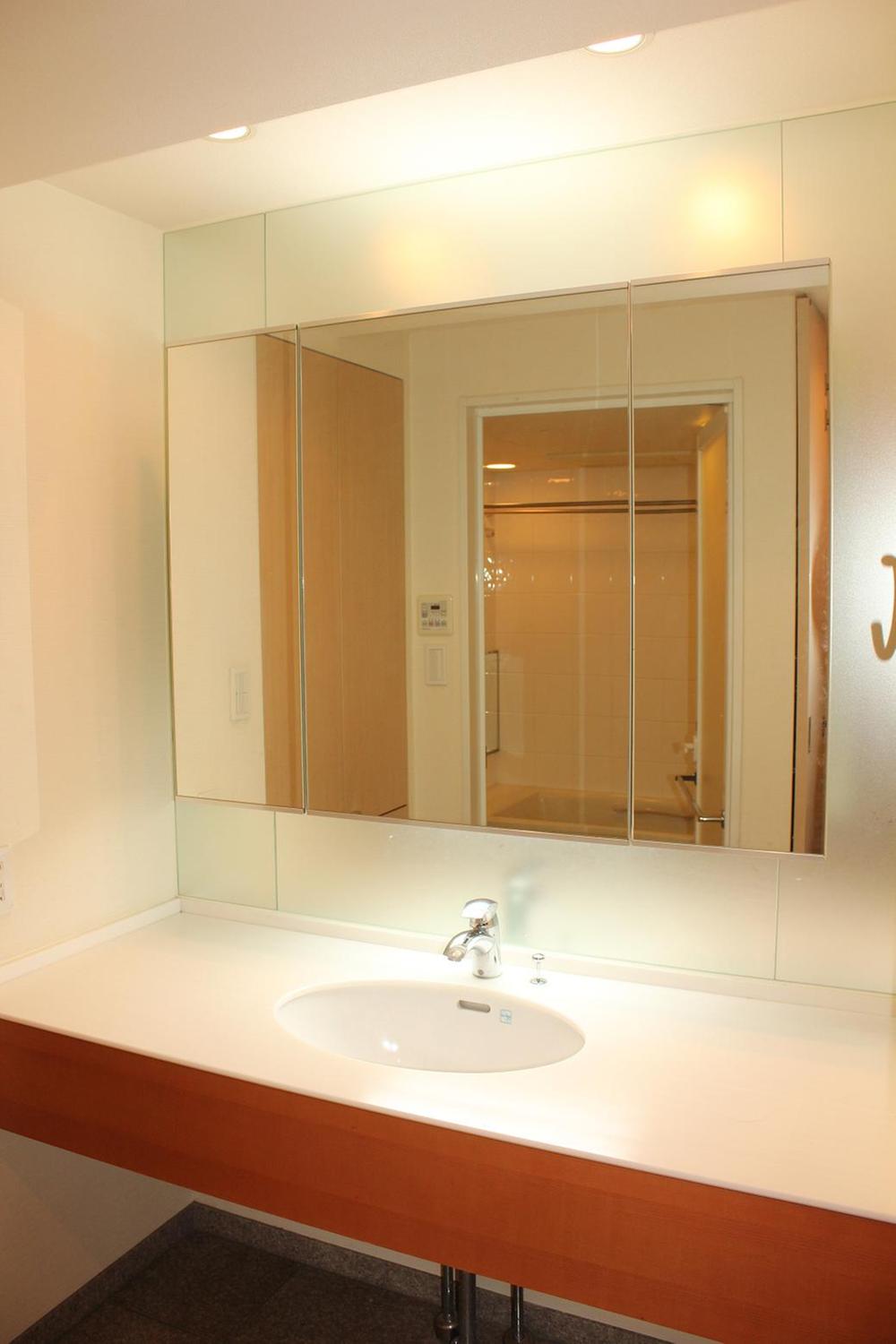 Wash basin, toilet. Wash basin (September 2013) Shooting