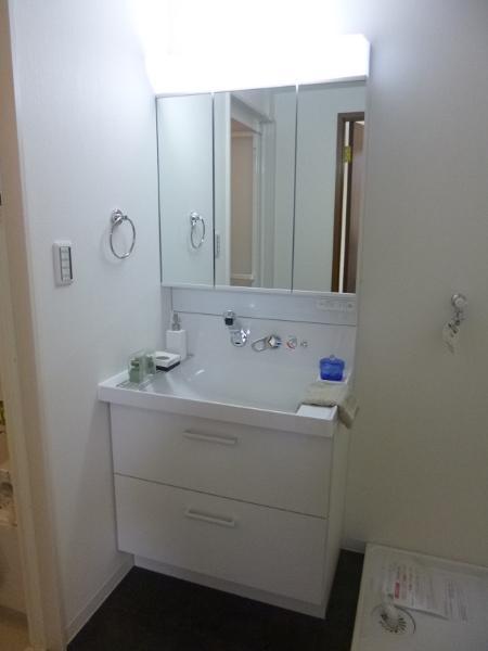 Wash basin, toilet
