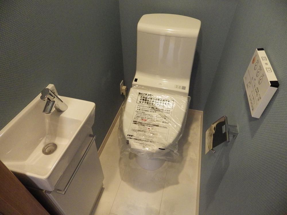 Toilet. With basin handwashing ・ Toilet is with a bidet
