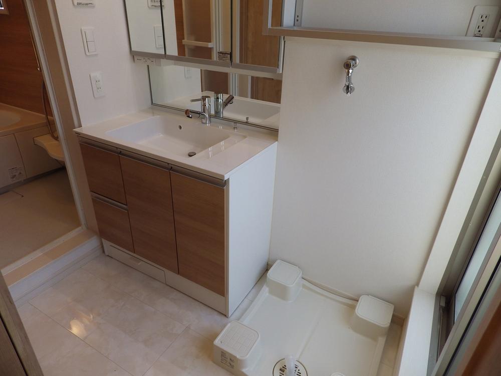 Wash basin, toilet. Basin space and spacious