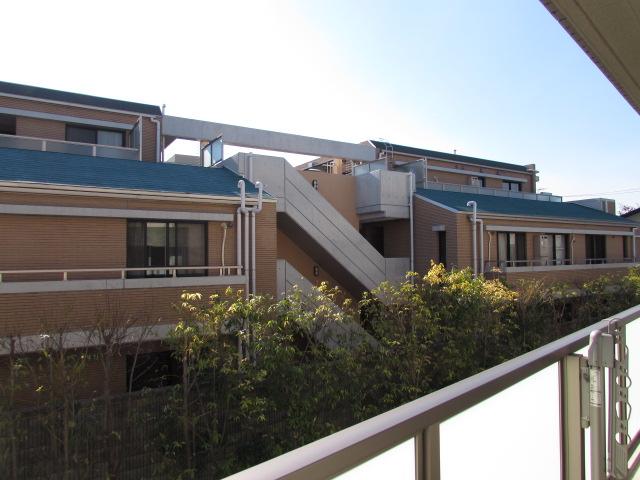 View photos from the dwelling unit. Local (11 May 2013) Shooting