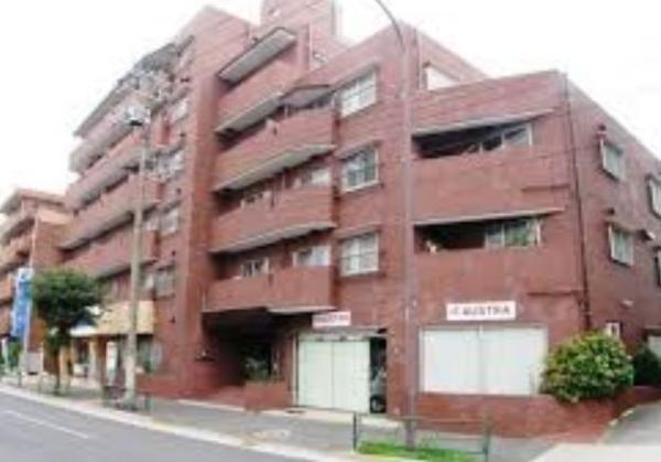 Local appearance photo. Reinforced concrete six-story apartment