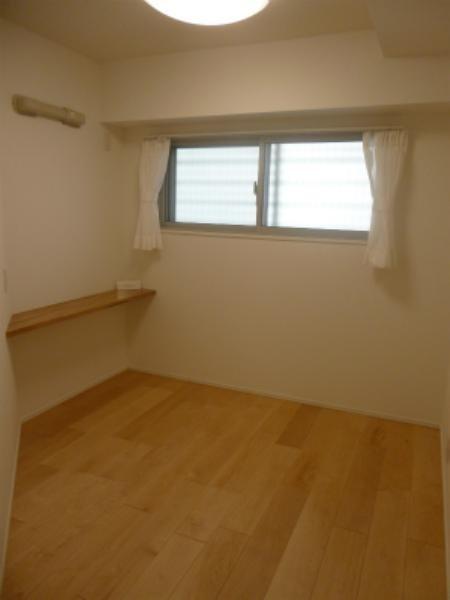 Non-living room. 4 Pledge of Western-style