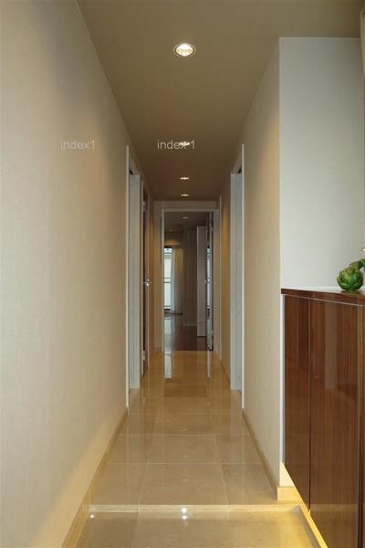Entrance. Light is impressive to illuminate the feet