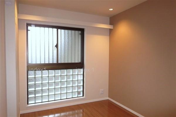 Non-living room. The entrance side Western-style glass block specification