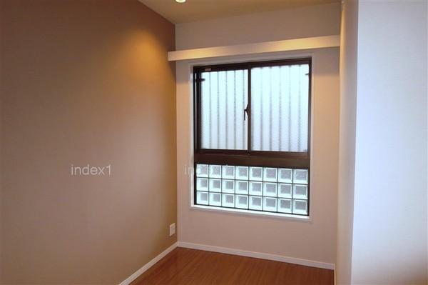 Non-living room. Indoor there is no ledge of the pillar