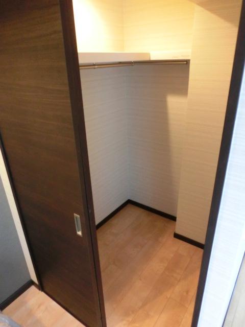 Receipt. ■ Walk-in closet of Western-style (9.0 quire). Indoor (12 May 2013) Shooting