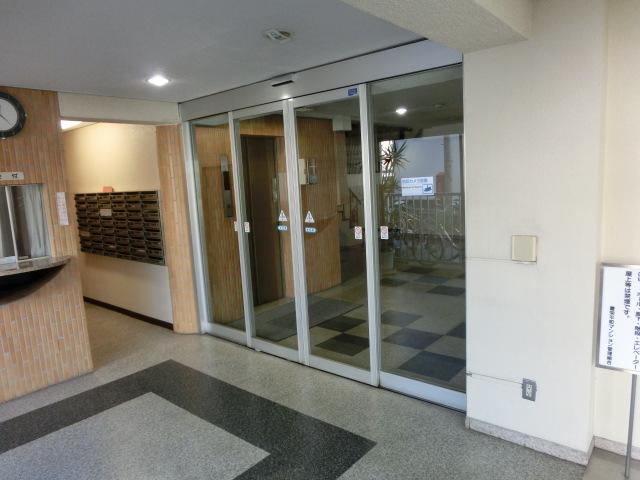 Entrance. ■ Auto-lock equipped. Common areas