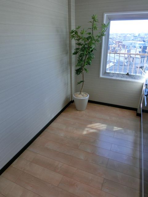 Kitchen. ■ It is the back of the kitchen. Storage, etc. It is possible to install because there is space. Indoor (12 May 2013) Shooting