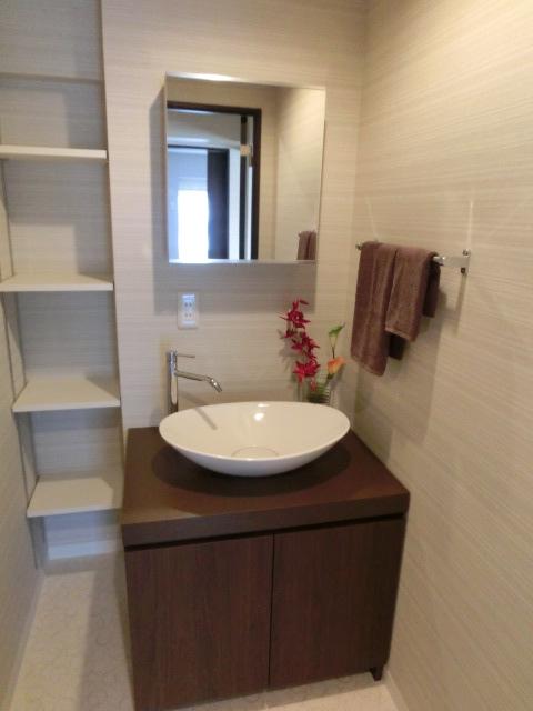 Wash basin, toilet. Indoor (12 May 2013) Shooting