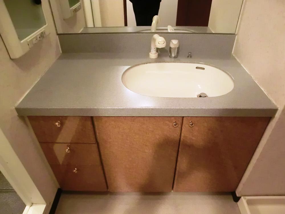 Wash basin, toilet. Indoor (12 May 2013) Shooting