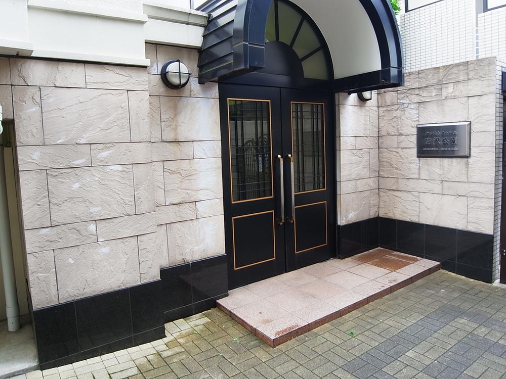 Entrance. Common areas