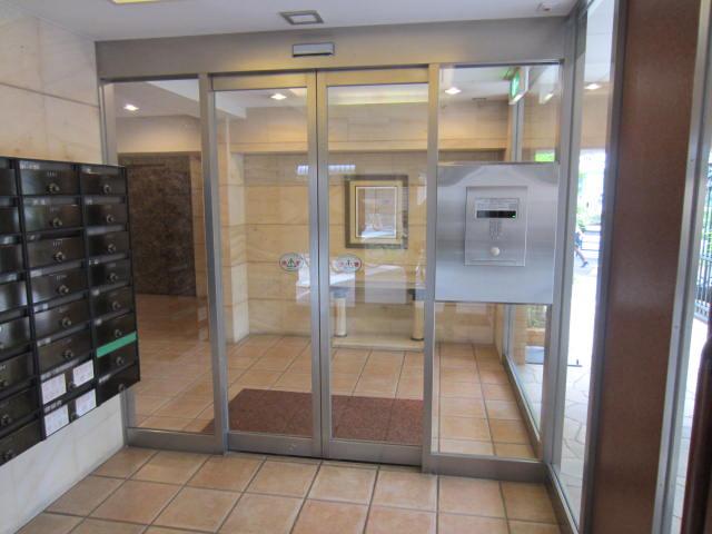 Entrance. Common areas