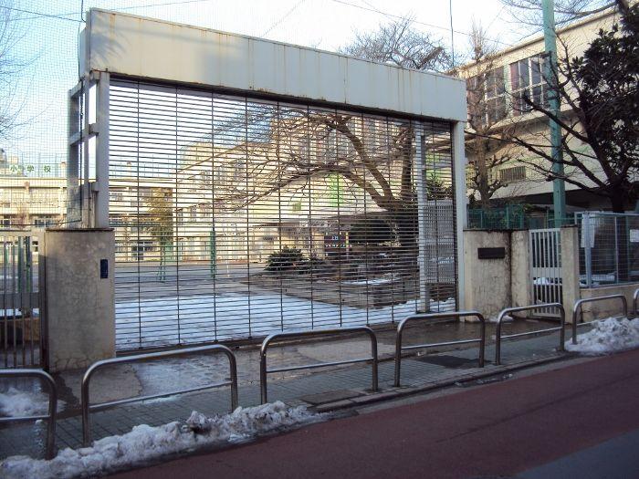 Primary school. Kamimeguro until elementary school 450m