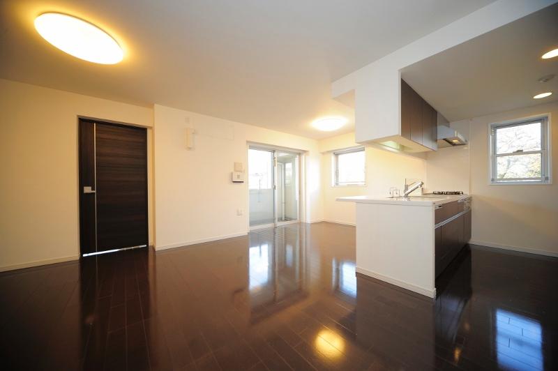 Living. For the corner room, Day is also good. living ・ The dining floor heating installation.