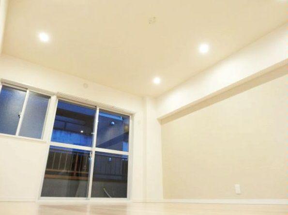 Living. ~ Was a new interior renovation completed ~  Is a positive per good on the south-facing.  It is the location of a quiet residential area.