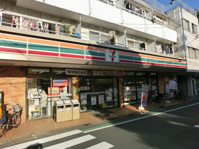 Convenience store. Seven - 440m to Eleven