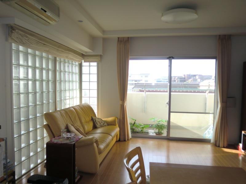Living. South-facing living room (east side glass block) LDK18.8 Pledge
