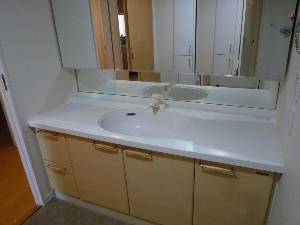 Wash basin, toilet. Spacious washroom