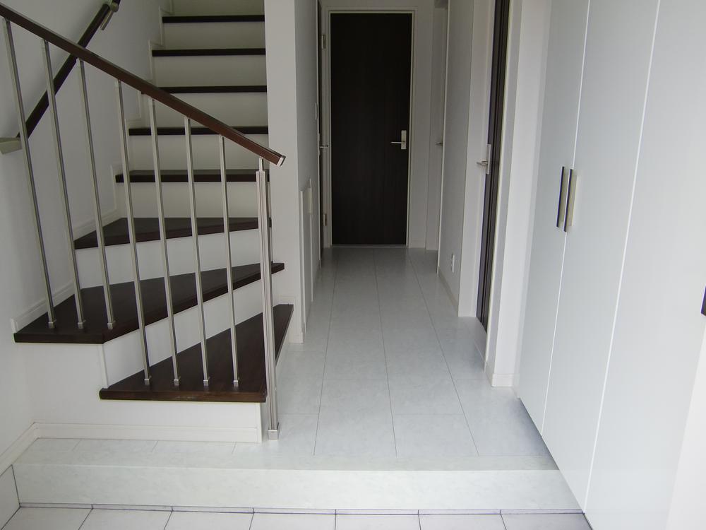 Entrance. Example of construction