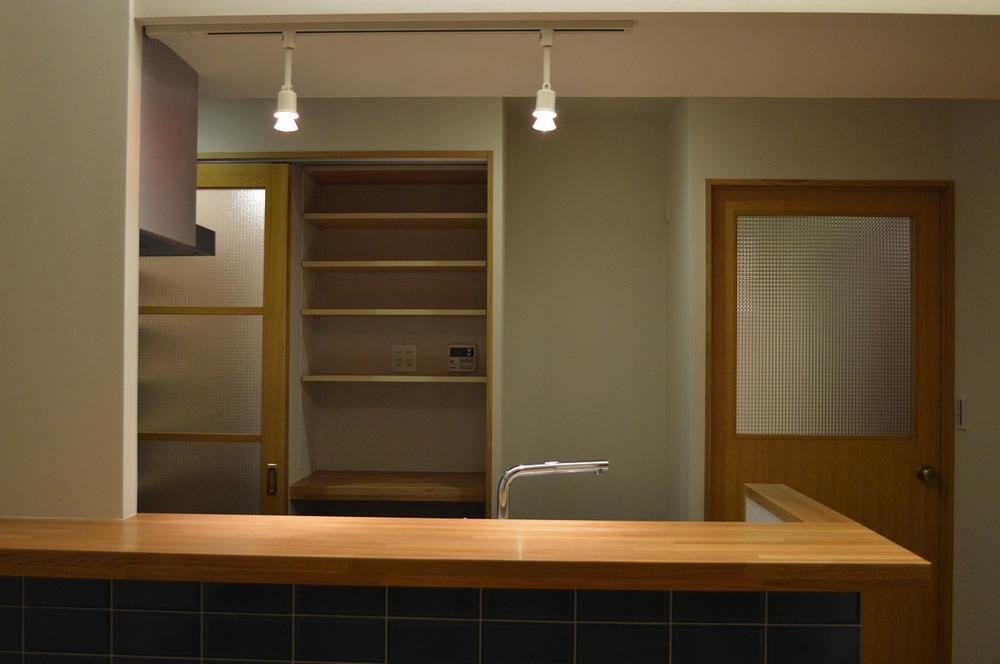 Receipt. The flood-prone kitchen stuff, To the right of the back in the kitchen storage and left hand provided with a pantry (pantry). Because it is with sliding door, To be able to blindfold the things in the kitchen around