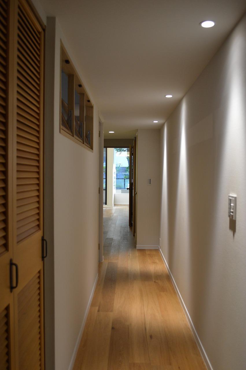 Other introspection. Ceiling down light is the impression that was seen from the entrance by placing dare to wall to warm atmosphere