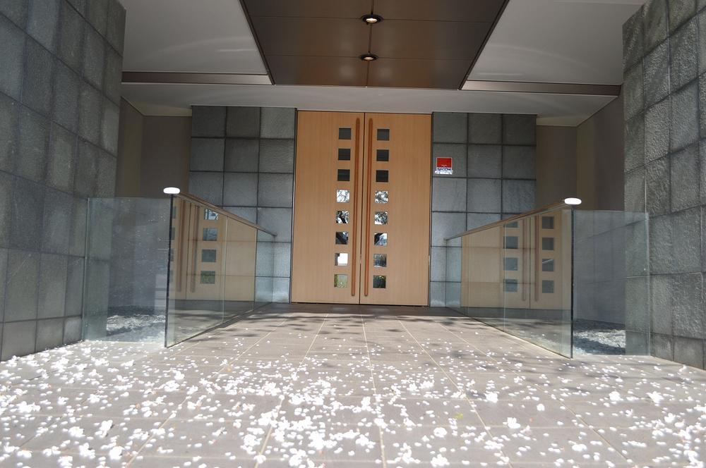 Construction ・ Construction method ・ specification. Entrance to feel the grandeur is, As if me welcome to wrap the people