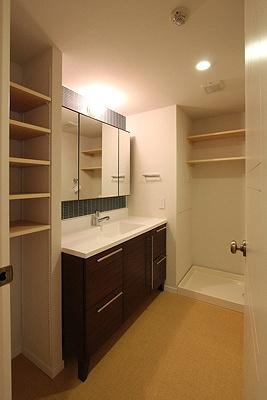 Wash basin, toilet. The provided Rirainsu Co. wash basin reminiscent of a resort feeling, Storage for, such as towels and clothing also rich wash room