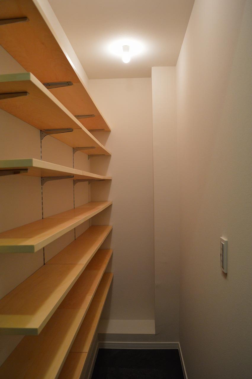 Receipt. Provided separately from convenient pantry (pantry) and kitchen storage, Also functions as a day-to-day food and stockpiling warehouse. Consideration so as not to know the state of the refrigerator from the outside by providing a sliding door