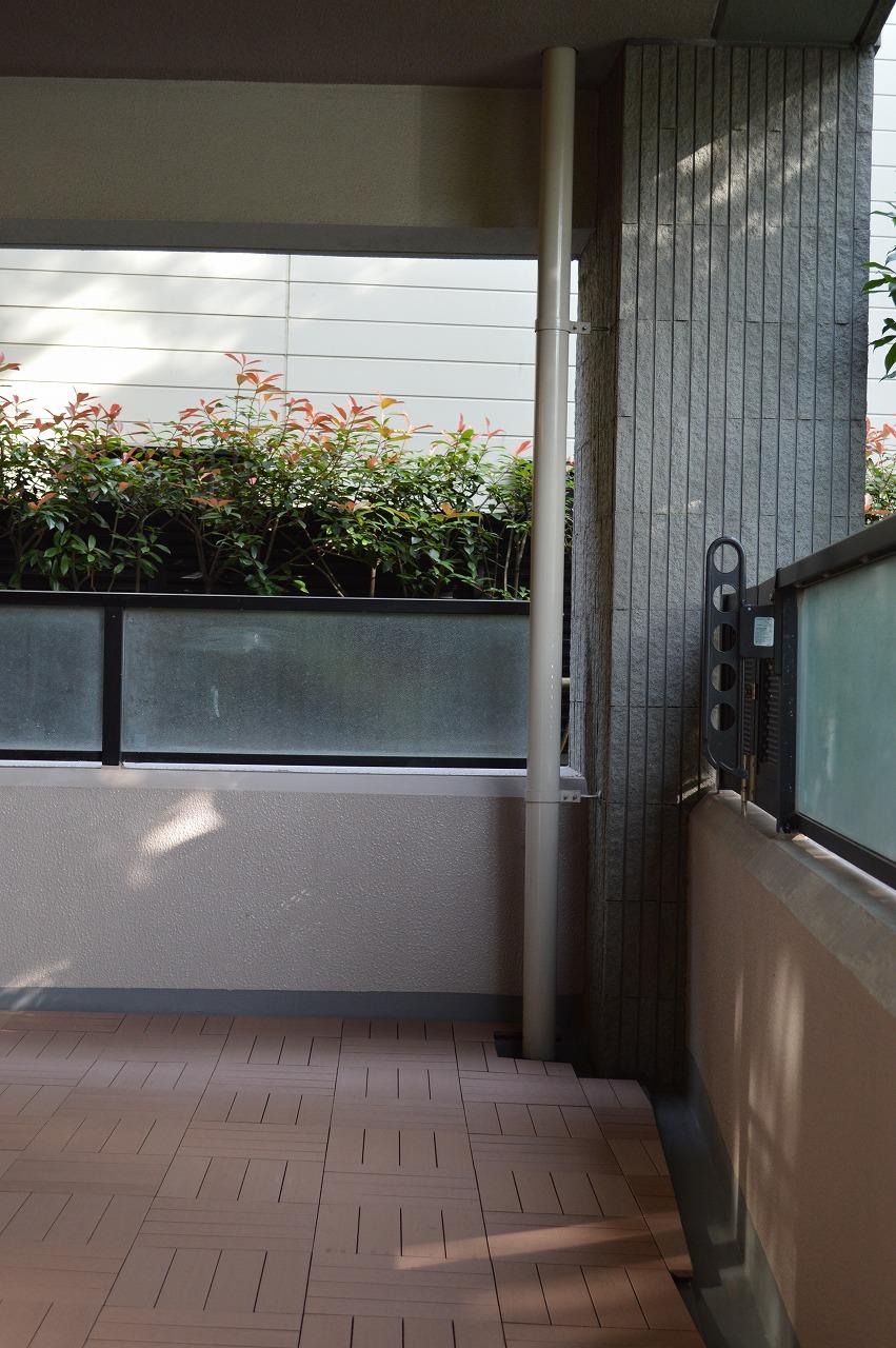 Balcony. Think of harmony with the indoor, Providing a wood deck, The good weather also how to use, such as a cafe terrace
