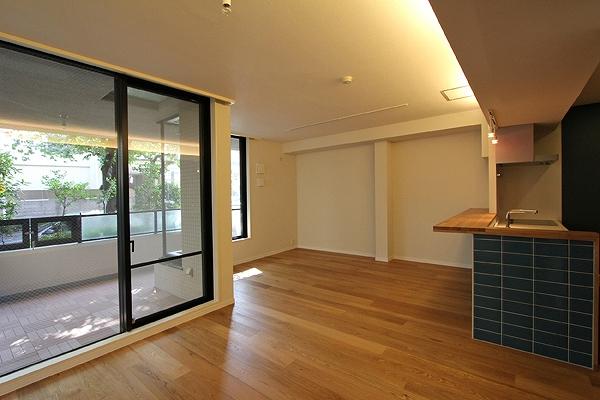 Construction ・ Construction method ・ specification. The kitchen has been designed to be the face space, The moment it is fun to cook while glimpse of the gatherings of the season of the transitory and family