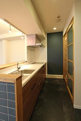 Construction ・ Construction method ・ specification. Between the kitchen and storage also maintaining a wide enough, While asked to help children, Also dishes