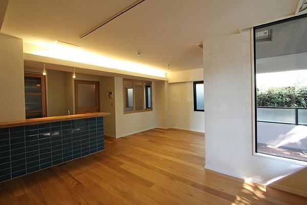 Living. Living-dining you can spend a relaxed with a focus on counter kitchen. An emphasis on texture to the flooring, Use the oak flooring. Indirect lighting provided was "slightly" on the ceiling, In a space that is more warm