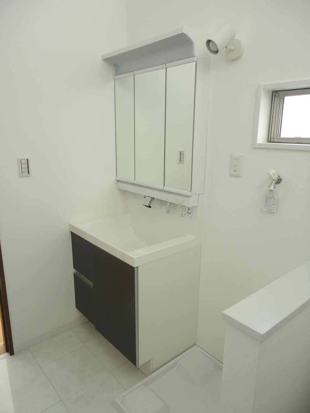 Wash basin, toilet. Indoor (11 May 2013) Shooting