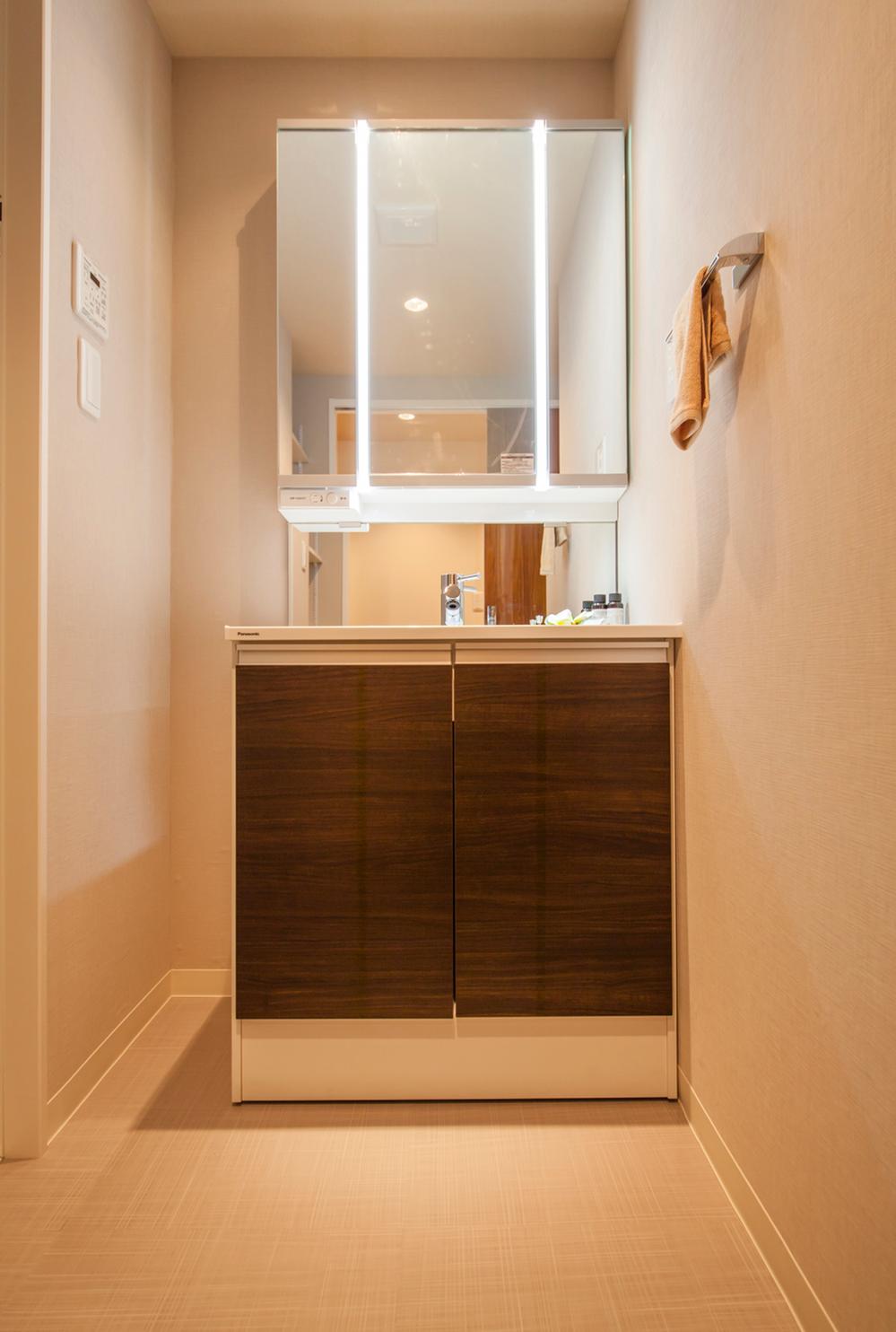 Wash basin, toilet. Indoor (11 May 2013) Shooting