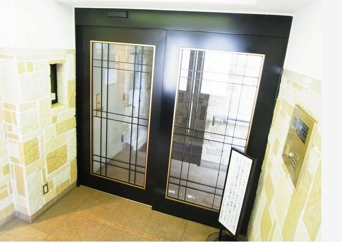 Entrance. Common areas