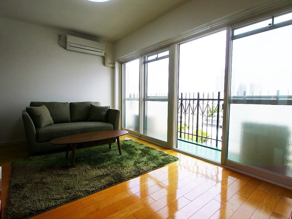 Non-living room. Local (09 May 2013) Shooting