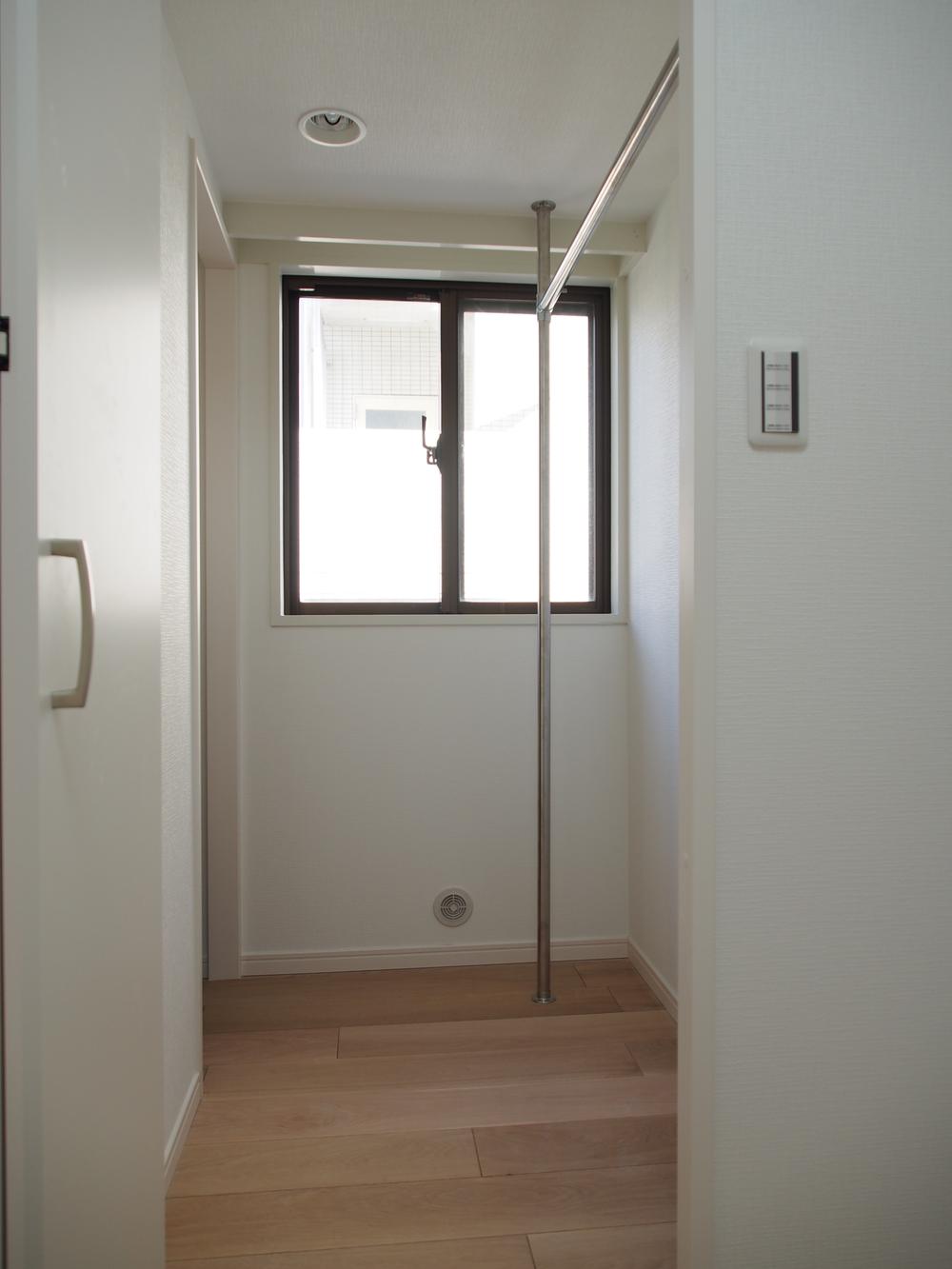 Receipt. Walk-in closet with a window