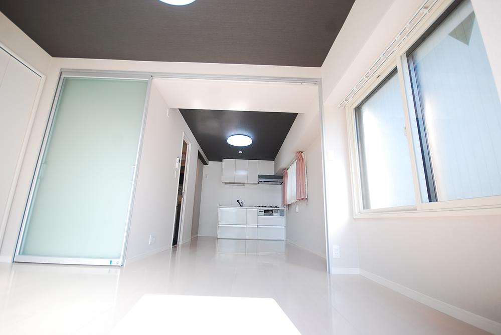 Living. For the southwest angle room, Day ・ It is a very good room ventilation.
