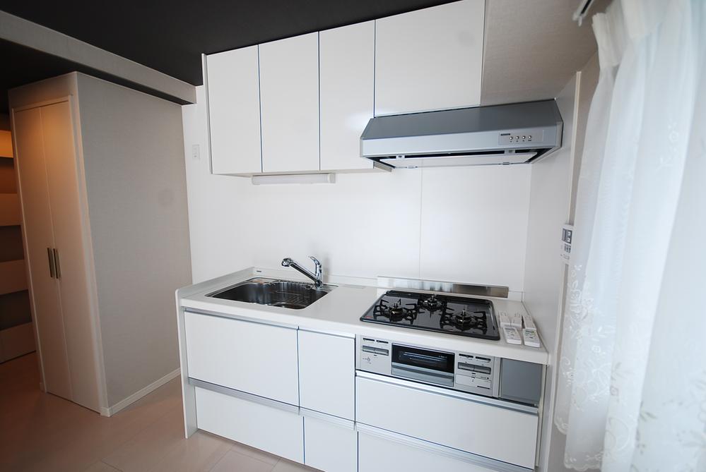 Kitchen. Water purifier systems with kitchen. Three-necked gas ・ It is with grill.
