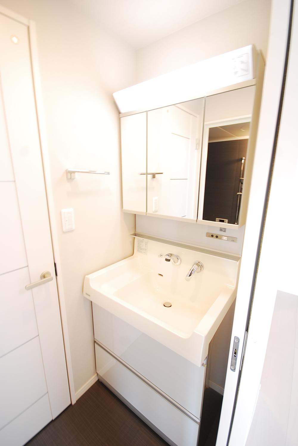 Wash basin, toilet. Shampoo dresser with separate wash basin