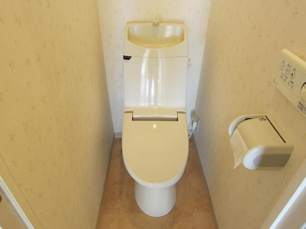 Toilet. Indoor (12 May 2013) Shooting