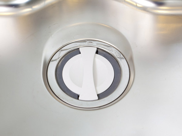 Kitchen.  [disposer] Crushing the garbage in the sink, Disposer can be sewage treatment. It kept clean and the kitchen to suppress the smell.