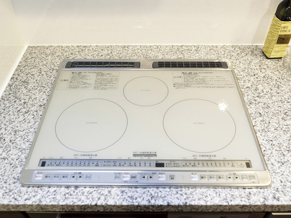 Kitchen.  [IH cooking heater] Without the use of fire, Peace of mind ・ IH cooking heater that can be cooked efficiently and safely high heating power.