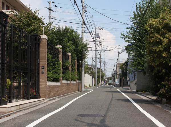 Surrounding environment. In the vicinity of local streets (about 400m A 5-minute walk)